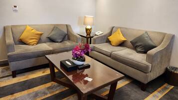 Suite, 2 Bedrooms | Peralatan tempat tidur premium, busa memori, peti besi dalam bilik