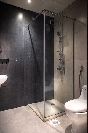 Regadera, amenidades de baño de diseñador, secadora de cabello 