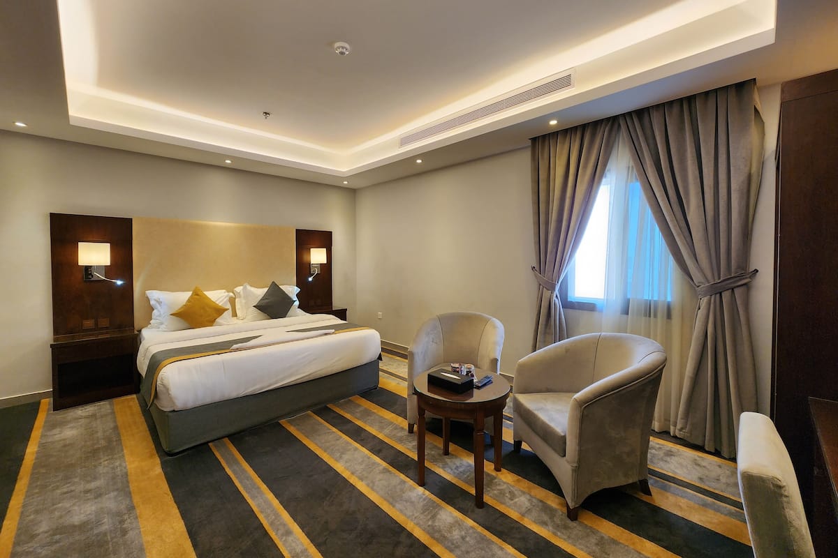 إستديو | أغطية فراش متميزة وأسرّة بإسفنج يتكيف مع شكل الجسم وخزنة داخل الغرفة