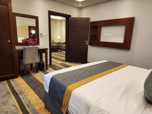 أغطية فراش متميزة وأسرّة بإسفنج يتكيف مع شكل الجسم وخزنة داخل الغرفة