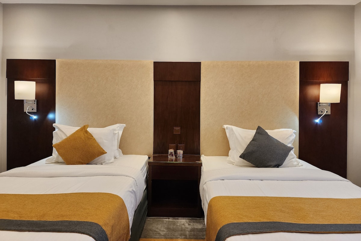 أغطية فراش متميزة وأسرّة بإسفنج يتكيف مع شكل الجسم وخزنة داخل الغرفة