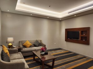 Suite, 2 kamar tidur | Seprai premium, busa memori, brankas, dan tirai kedap cahaya