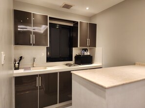 Lemari es, microwave, oven, dan kompor