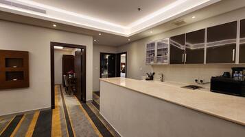 Suite, 2 Bedrooms | Peralatan tempat tidur premium, busa memori, peti besi dalam bilik