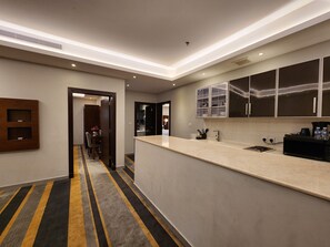 スイート 2 ベッドルーム | 高級寝具、低反発ベッ��ド、セーフティボックス (室内)、遮光カーテン