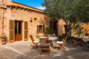 Outdoor dining - Apartment 'Volta' with Mountain View, Wi-Fi and Air Conditioning (Campos)