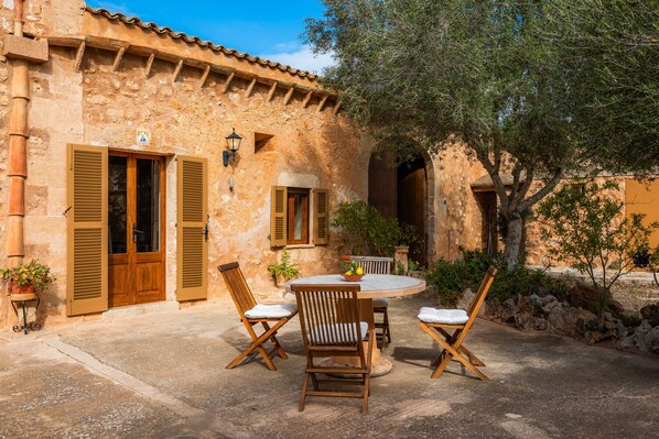 تناول �الطعام بالخارج