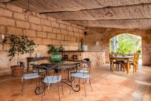 تناول الطعام بالخارج