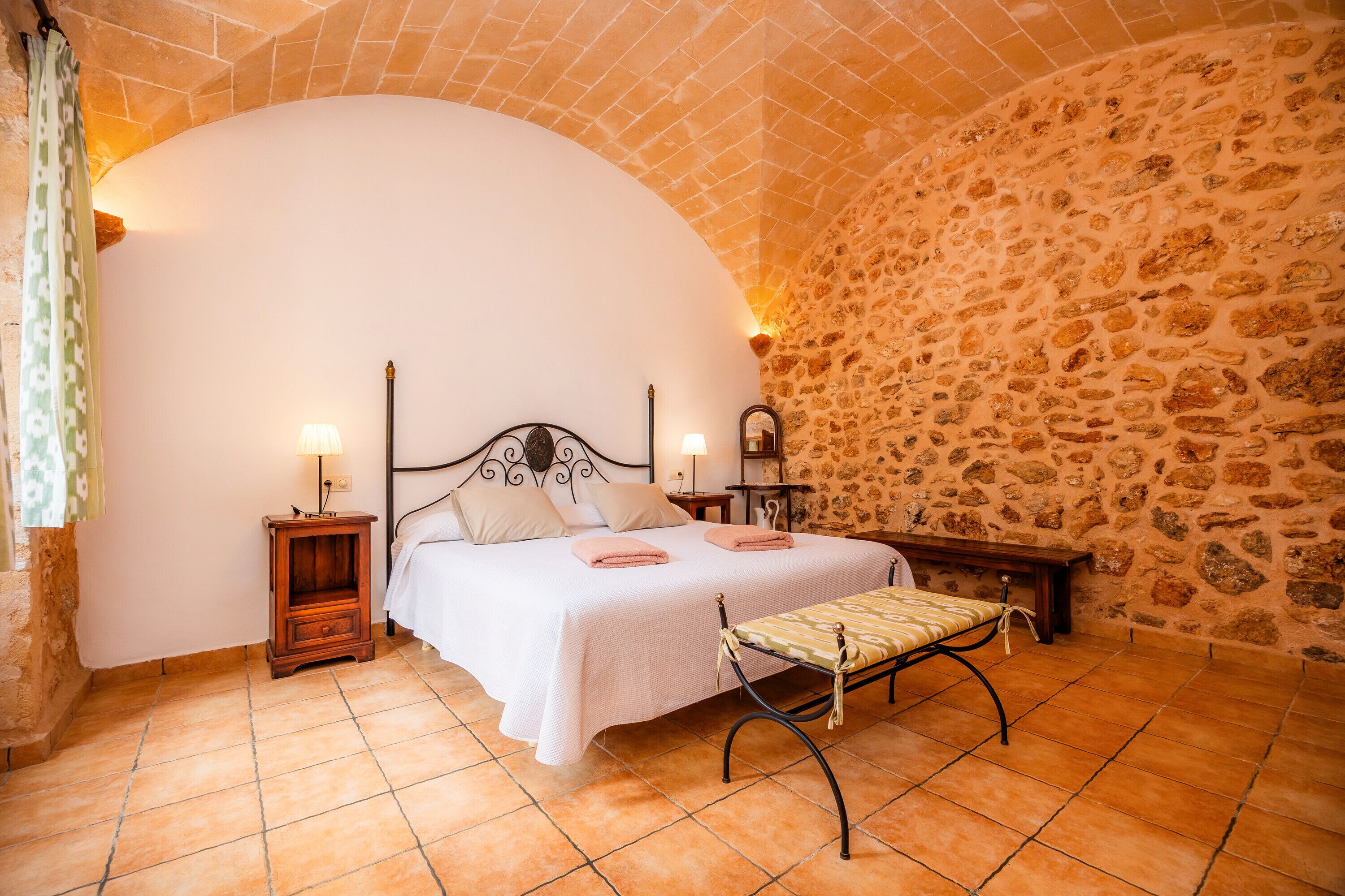 Tabla de planchar con plancha, wifi, ropa de cama