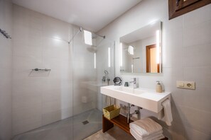 Shower, hair dryer, towels - Villa 'Es Porxo' with Mountain View, Wi-Fi and Air Conditioning (Campos)