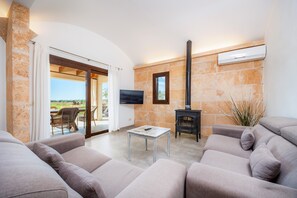Fernseher, Kamin, Tischtennisplatte