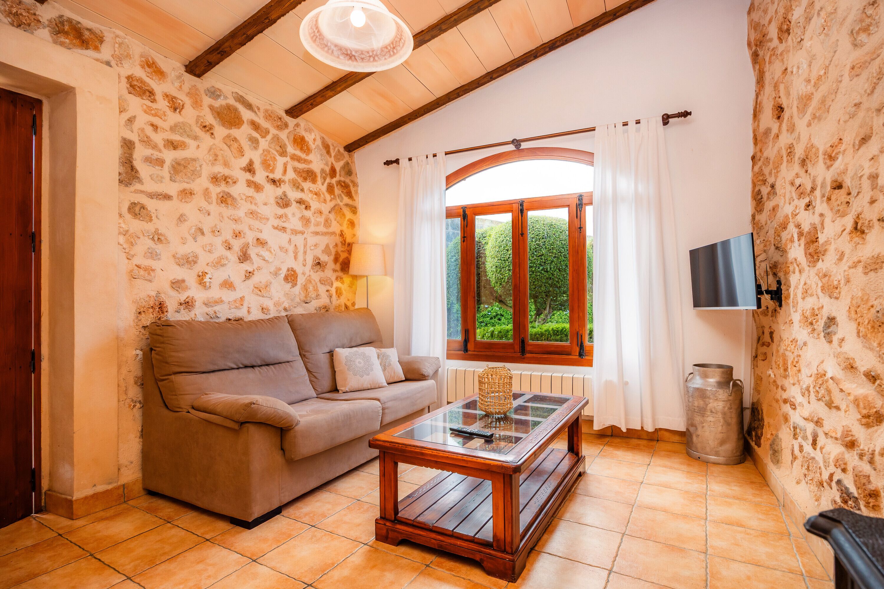 Una televisión, una chimenea, una mesa de tenis de mesa