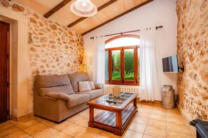 Una televisión, una chimenea, una mesa de tenis de mesa