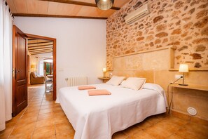 Tabla de planchar con plancha, wifi, ropa de cama