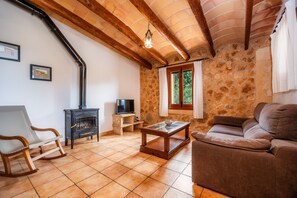 TV, fireplace, ping pong - Villa 'Bovera' with Mountain View, Wi-Fi and Air Conditioning (Campos)