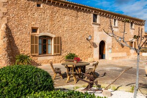 Outdoor dining - Villa 'Bovera' with Mountain View, Wi-Fi and Air Conditioning (Campos)