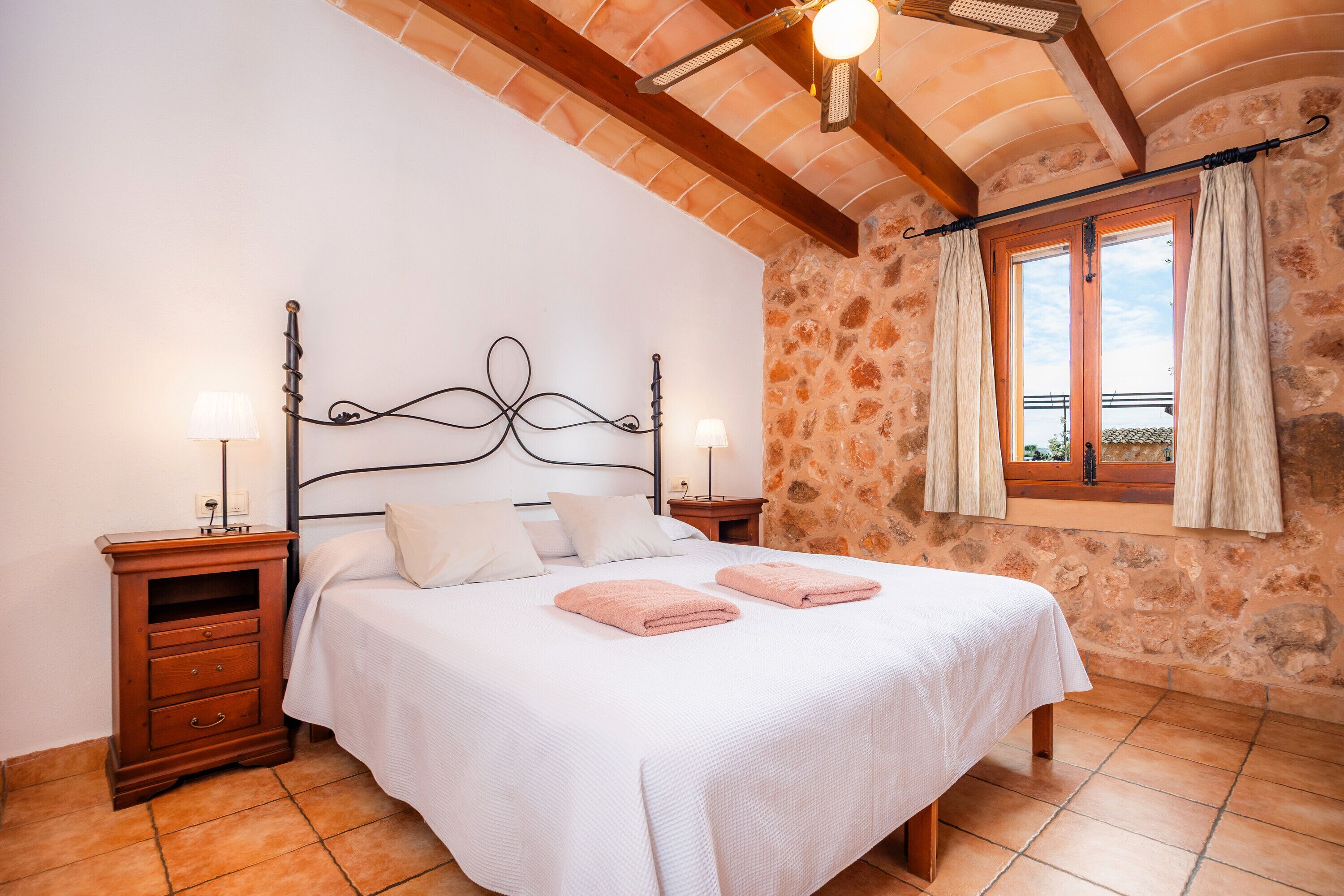 Tabla de planchar con plancha, wifi, ropa de cama