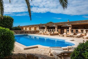 Pool - Villa 'Bovera' with Mountain View, Wi-Fi and Air Conditioning (Campos)
