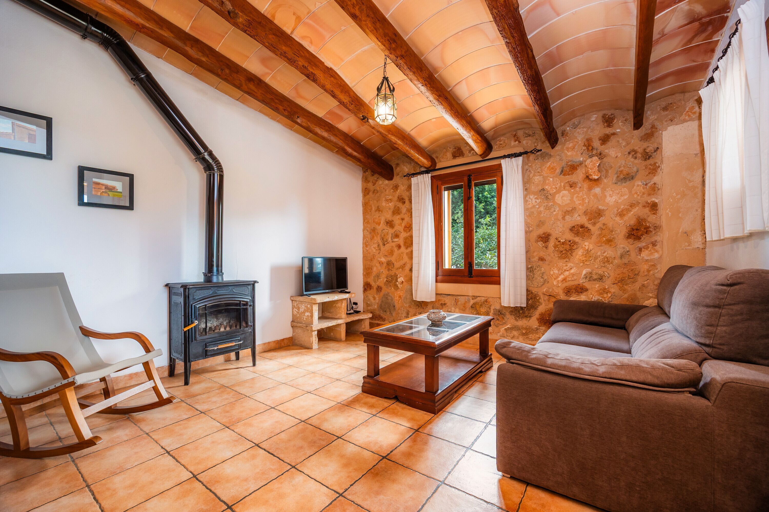 Televisie, een open haard en een tafeltennistafel