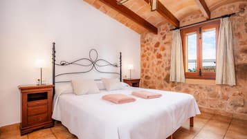 Silitysrauta/-lauta, Wi-Fi, vuodevaatteet