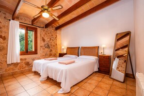Room - Villa 'Bovera' with Mountain View, Wi-Fi and Air Conditioning (Campos)