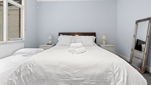 Unclassified image, 1 of 15, button - Apt - Sleeps 4 - Short Walk to Harrod's (London)