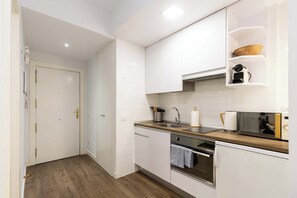 Kühlschrank, Mikrowelle, Ofen, Herdplatte