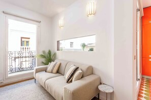 Smart TV - Descubre el epítome de la vida madrileña en este ático exclusivo, un refugio de lujo y luz. Con 64 m² meticulosamente diseñados, la joya de la propiedad es su espléndida terraza, un escenario privado para desayunos al sol o soirées bajo las estrellas (MADRID)