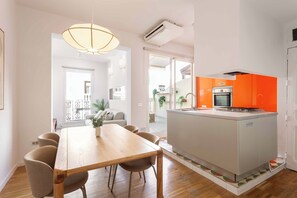 Interior - Descubre el epítome de la vida madrileña en este ático exclusivo, un refugio de lujo y luz. Con 64 m² meticulosamente diseñados, la joya de la propiedad es su espléndida terraza, un escenario privado para desayunos al sol o soirées bajo las estrellas (MADRID)