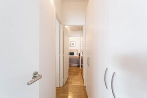 Iron/ironing board, free WiFi, bed sheets - Descubre el epítome de la vida madrileña en este ático exclusivo, un refugio de lujo y luz. Con 64 m² meticulosamente diseñados, la joya de la propiedad es su espléndida terraza, un escenario privado para desayunos al sol o soirées bajo las estrellas (MADRID)