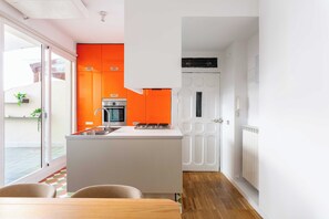 Fridge, microwave, oven, stovetop - Descubre el epítome de la vida madrileña en este ático exclusivo, un refugio de lujo y luz. Con 64 m² meticulosamente diseñados, la joya de la propiedad es su espléndida terraza, un escenario privado para desayunos al sol o soirées bajo las estrellas (MADRID)