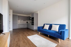 Living area - Apartment - Sleeps 4 - Balcony - Stn Close (London)