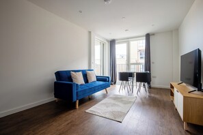 Living area - Apartment - Sleeps 4 - Balcony - Stn Close (London)
