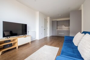 Living area - Apartment - Sleeps 4 - Balcony - Stn Close (London)