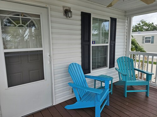 Charming 1-bedroom cottage in peaceful RV Resort only 7 Miles from beaches