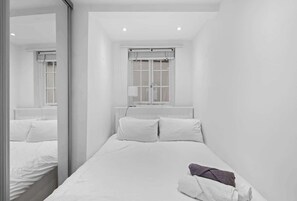 1 habitación, tabla de planchar con plancha, wifi gratis y ropa de cama 