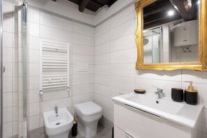 Apartment | Bathroom | Shower, rainfall showerhead, free toiletries, towels