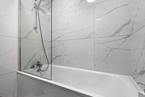 Erillinen kylpyamme ja suihku, syvä kylpyamme, hiustenkuivaaja, pyyhkeet