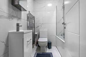 Separate bathtub and shower, deep-soaking bathtub, hair dryer, towels - Charming Hyde Park Mews House - 4 Guests (London)