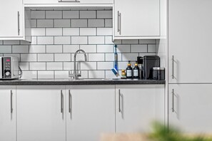 Jääkaappi, mikroaaltouuni, uuni, liesi