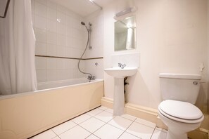 Shower, hair dryer, towels - Kensington & Earls Court 1 bed Apartment - 4 Guest (London)