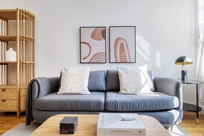 Living area - Regents Park & Lords One Bed Apartment - 4 Guests (London)
