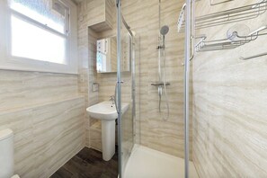 Separat badekar og dusj, dype avslapningsbadekar, hårføner og håndklær
