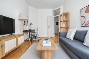 Living area - Regents Park & Lords One Bed Apartment - 4 Guests (London)