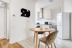 Dining - Regents Park & Lords One Bed Apartment - 4 Guests (London)