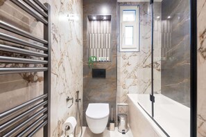 Combined shower/bathtub, deep-soaking bathtub, hair dryer, towels - Apt - Sleeps 5 - London Zoo & Regent's Park Close (London)