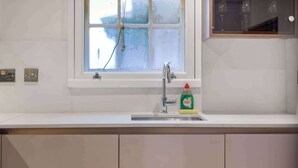 Combined shower/bathtub, deep-soaking bathtub, hair dryer, towels - Apt - Sleeps 5 - London Zoo & Regent's Park Close (London)
