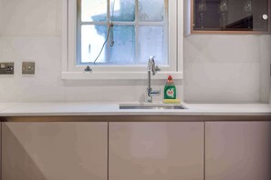 Combined shower/bathtub, deep-soaking bathtub, hair dryer, towels - Apt - Sleeps 5 - London Zoo & Regent's Park Close (London)