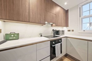 Fridge, microwave, oven, stovetop - Apt - Sleeps 5 - London Zoo & Regent's Park Close (London)
