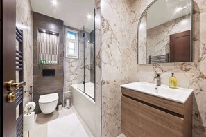 Duschwanne, Komfortbadewanne, Haartrockner, Handtücher